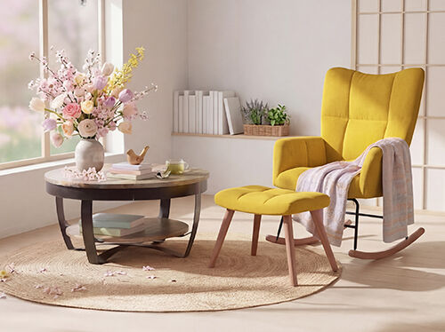 エレガントなマスタードイエローのアームチェアとオットマンが、コーヒーテーブルや花、観葉植物が置かれた明るいリビング空間にディスプレイされています。モダンで居心地の良いインテリアデザインスタイルを演出したシーンです。コレクションの商品を見るにはクリックしてください。