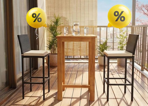 木製のテーブルと椅子を配置した屋外バルコニーのシーン。背景には、パーセント記号が描かれた黄色いバルーンが2つ浮かんでいます。