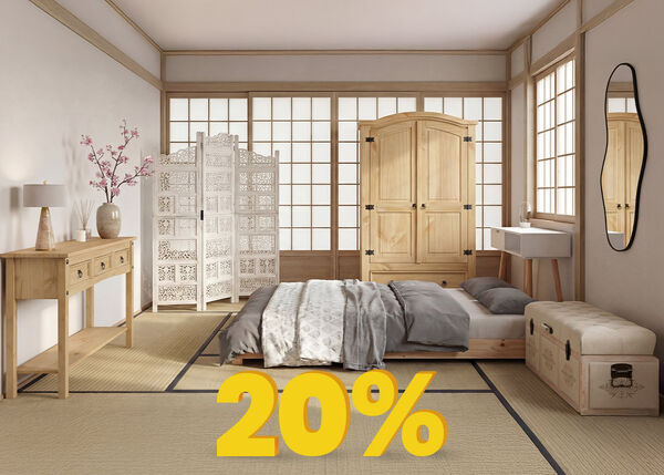 この画像は、和の美学を取り入れた静かでミニマルなベッドルームのインテリアを描いており、光沢のある木目のフローリングに敷かれた畳が特徴です。部屋の主な要素として、グレーの寝具を備えた低めの木製プラットフォームベッドとその足元のクッション付きベンチ、引き戸で囲まれた壁に沿った高い木製ワードローブ、ランプを置いた木製チェスト、装飾用の木製スクリーン、大きな丸い鏡に映る部屋の風景、そして自然な彩りを添える花の枝の鉢植えがあります。画像下中央には、目立つ黄色の「20%」バナーが表示されています。