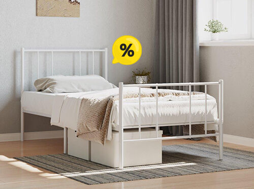 屋外パティオに置かれたベージュのクッション付き木製ソファとサイドテーブル。黄色の割引タグ付き。クリックして、対象商品の詳細をご覧ください。