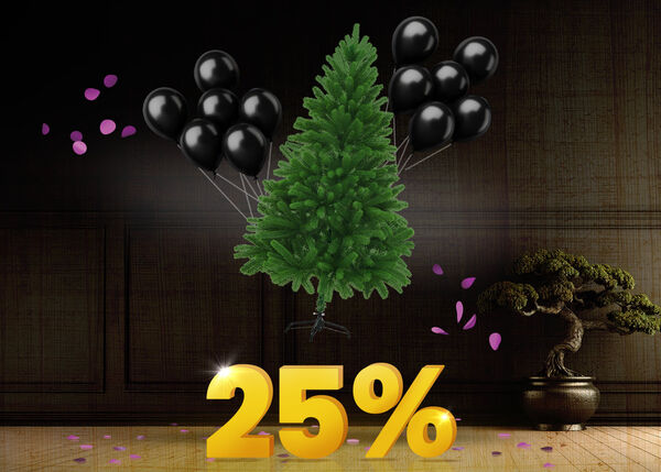 黒い風船（紫の紙吹雪入り）に支えられた人工クリスマスツリーと盆栽の横に、大きな黄色の「25%」サインが暗い背景に浮かんでいます。