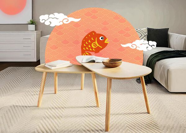 淡い木製のコーヒーテーブルセットと白のセクショナルソファ。背景にはオレンジの太陽柄、赤い魚、白い雲が描かれたグラフィックがあり、スタイリングされたリビングルームに配置されています。