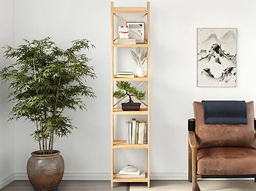 本や装飾品を並べた背の高いシェルフの横に、大きな鉢植えの竹とブラウンのレザーアームチェアを配置した、スタイリングされたお部屋。クリックしてコレクションの商品をご覧ください。