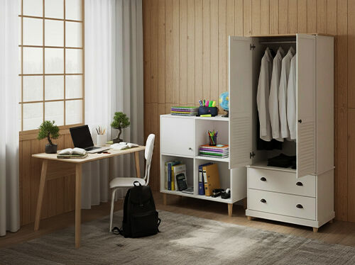 白いキューブシェルフと扉を開けたワードローブが、木製デスクと白いチェアの横に配置された、スタイリングされた学生向けの部屋。クリックしてコレクションを見る。