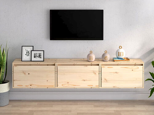 スタイリッシュなリビングルームに、写真立てや装飾品を飾った素朴な木製のテレビコンソール。コレクションの商品を見るにはクリックしてください。