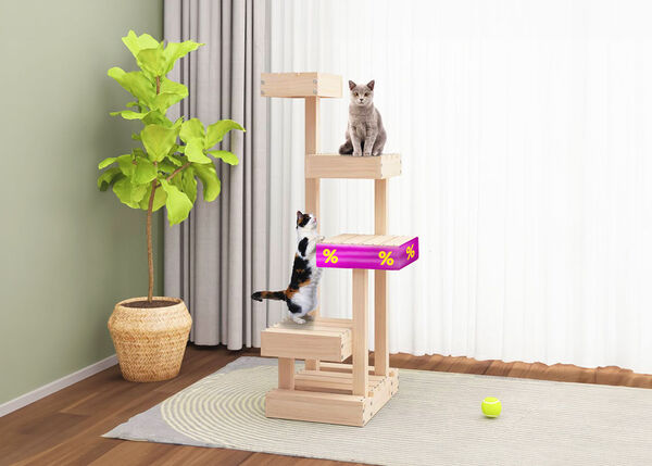 紫色のプロモーション帯に黄色い割引アイコンが付いた多段式木製キャットタワーに、2匹の猫がいるスタイリッシュな部屋。