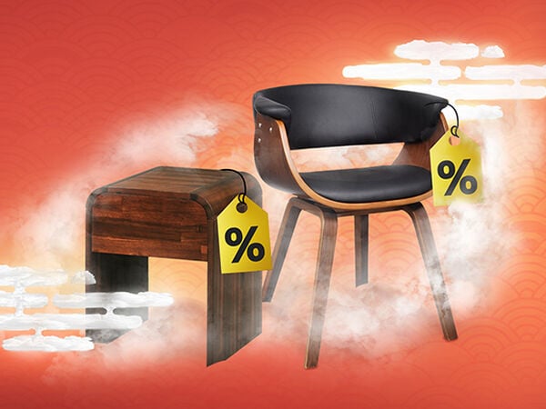 黒いレザーの座面と背もたれを備えた曲線的な木製ダイニングチェアと、木製のベッドサイドテーブル。どちらもパーセントマーク付きのタグが付いており、雪と霧に囲まれています。コレクションをチェックするにはクリックしてください。