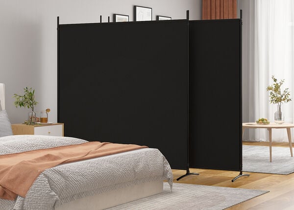 複数パネルの黒い間仕切り。おしゃれなベッドルームに設置。