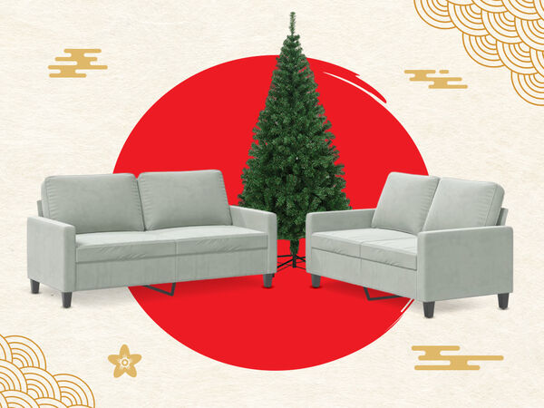 グレーの2人用ソファが2つ並び、中央に緑のクリスマスツリーが配置されています。背景には日本の伝統的な赤い太陽と水波模様があしらわれています。クリックして他のキャンペーン商品を見ることができます。