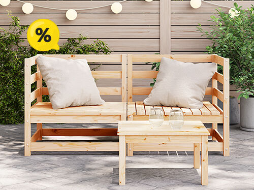 屋外パティオに置かれたベージュのクッション付き木製ソファとサイドテーブル。黄色の割引タグ付き。クリックして、対象商品の詳細をご覧ください。