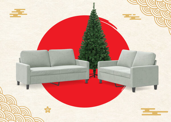 2台のグレーのソファと、赤い円の前に置かれた飾りのないクリスマスツリー。背景はニュートラルカラーで、日本風の装飾パターンが施されている。