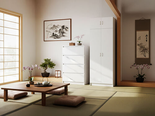白いサイドボードとスリムな収納キャビネットが、ローテーブルと座布団の横に配置され、畳風の床が広がるスタイリングされた空間。クリックしてコレクションを見る。