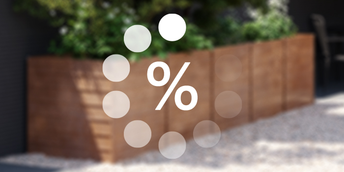 室内のリビング空間に、ぼやけたブラウンのソファとコーヒーテーブルがあり、その上に読み込み中の白い割引マークが表示されています。