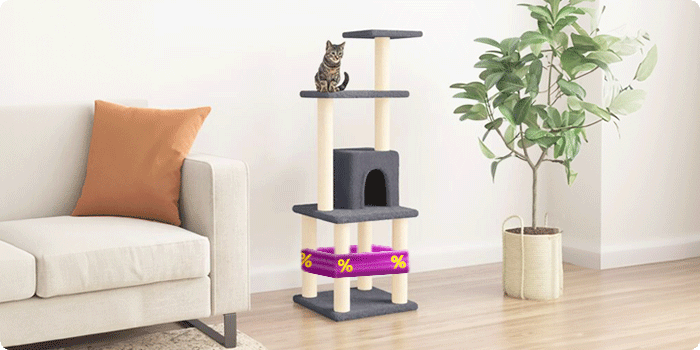 グレーの棚板付き多段式キャットタワーに座る猫。紫色のプロモーション帯に黄色い割引アイコンが付いており、スタイリッシュな部屋でソファと鉢植えの植物の横に置かれている。クリックするとコレクション商品をご覧いただけます。