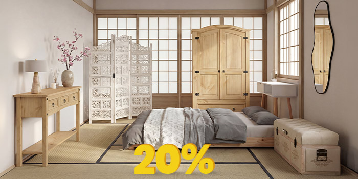 この画像は、和の美学を取り入れた静かでミニマルなベッドルームのインテリアを描いており、光沢のある木目のフローリングに敷かれた畳が特徴です。部屋の主な要素として、グレーの寝具を備えた低めの木製プラットフォームベッドとその足元のクッション付きベンチ、引き戸で囲まれた壁に沿った高い木製ワードローブ、ランプを置いた木製チェスト、装飾用の木製スクリーン、大きな丸い鏡に映る部屋の風景、そして自然な彩りを添える花の枝の鉢植えがあります。画像下中央には目立つ黄色の「20%」バナーが表示されており、クリックしてコレクション内の商品をご覧ください。
