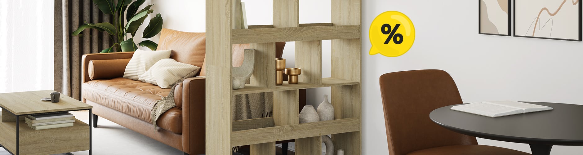 棚でダイニングと仕切られた、スタイリッシュなリビング空間にブラウンのレザーソファと木製コーヒーテーブルが置かれています。黄色の割引マーク付き。